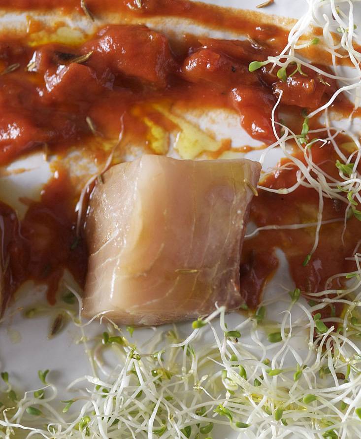 Dadi di pesce spada marinati alla soia e aceto di mele al pomodoro aromatizzato al cumino