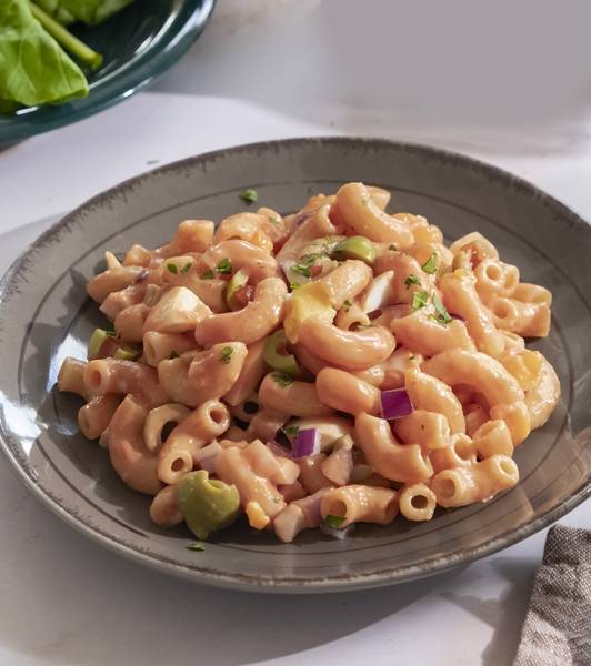 Ensalada de pasta con aderezo cremosos de tomate