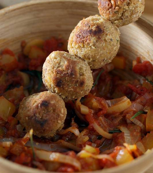 Falafel croquettes with pepper-and-oregano-flavoured tomato cream