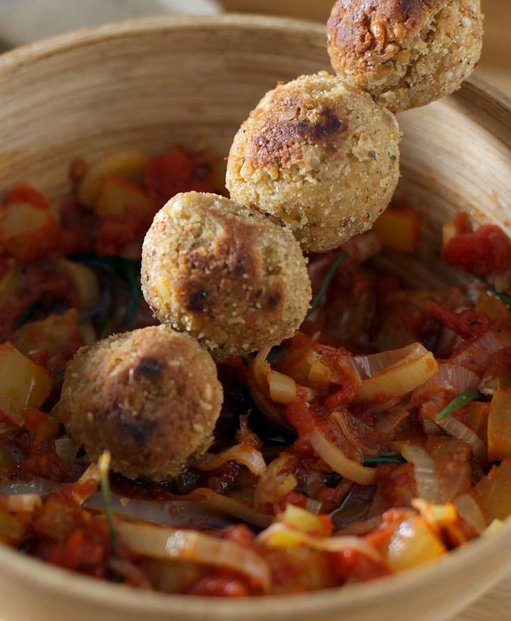 Falafel croquettes with pepper-and-oregano-flavoured tomato cream