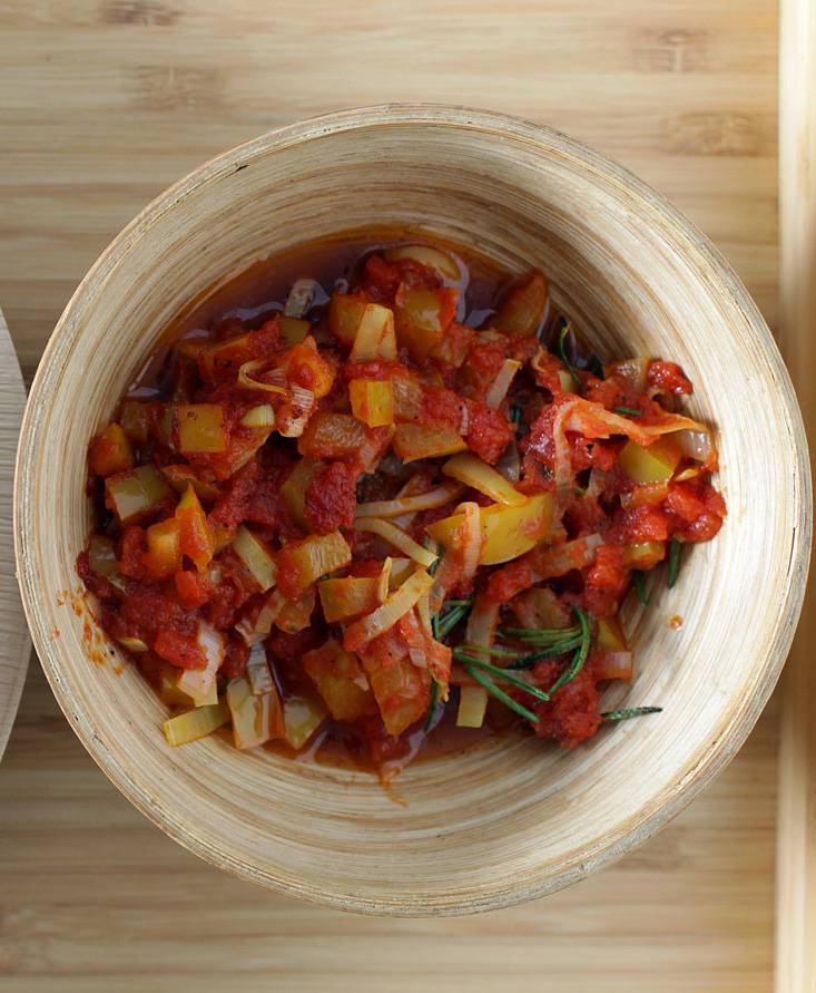 Falafel croquettes with pepper-and-oregano-flavoured tomato cream