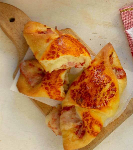 Flauti soffici con prosciutto cotto, provola e passata di pomodoro Pomi