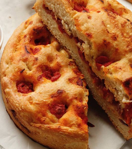 פוקאצ'ה עגבניות עם בצל וזיתים