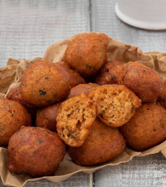 Frittelle con pomodoro e acciughe
