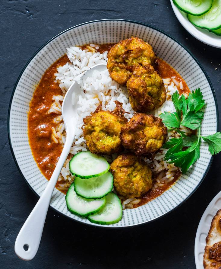 Frittelle vegetariane di zucchine in salsa di pomodoro e cocco