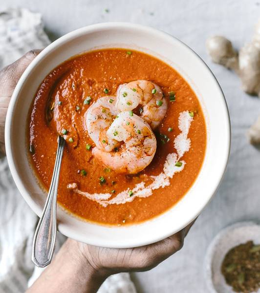 Sopa de tomate al curry con camarones asados al comino - Sin gluten