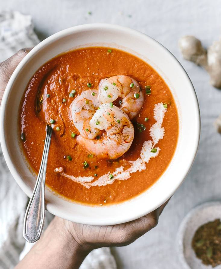 Sopa de tomate al curry con camarones asados al comino - Sin gluten
