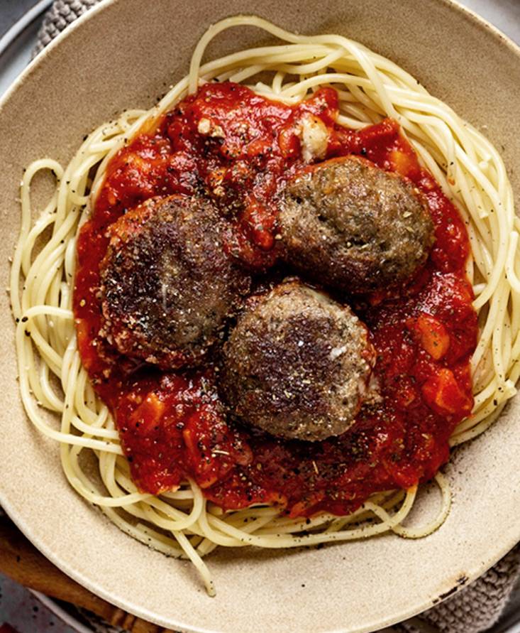 Gefüllte Hackfleischbällchen mit Mozzarella und Tomatensauce