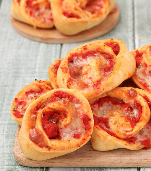 Girelle di focaccia con pomodoro e mozzarella