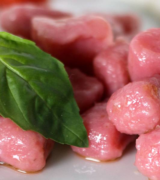 Gnocchi di patate viola con crema al caprino e dadini di gelatina al pomodoro