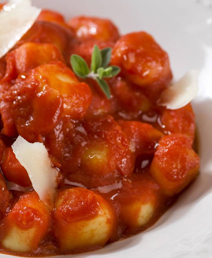 Gnocchi al pomodoro con scaglie di parmigiano reggiano