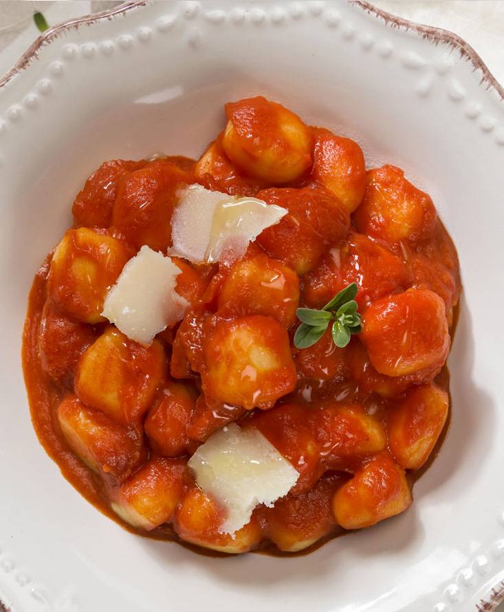 Gnocchi al pomodoro con scaglie di parmigiano reggiano