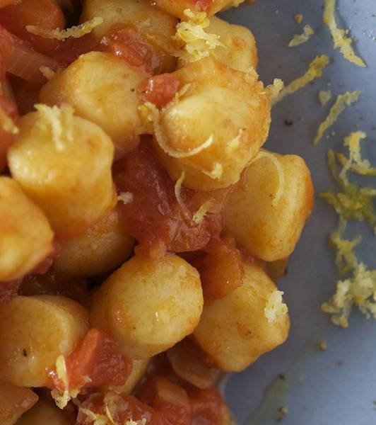 Gnocchi, Tomatenwürfel und Zitrone