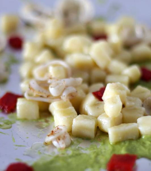 Gnocchi di patate alle seppie e piselli e gelatina di pomodoro