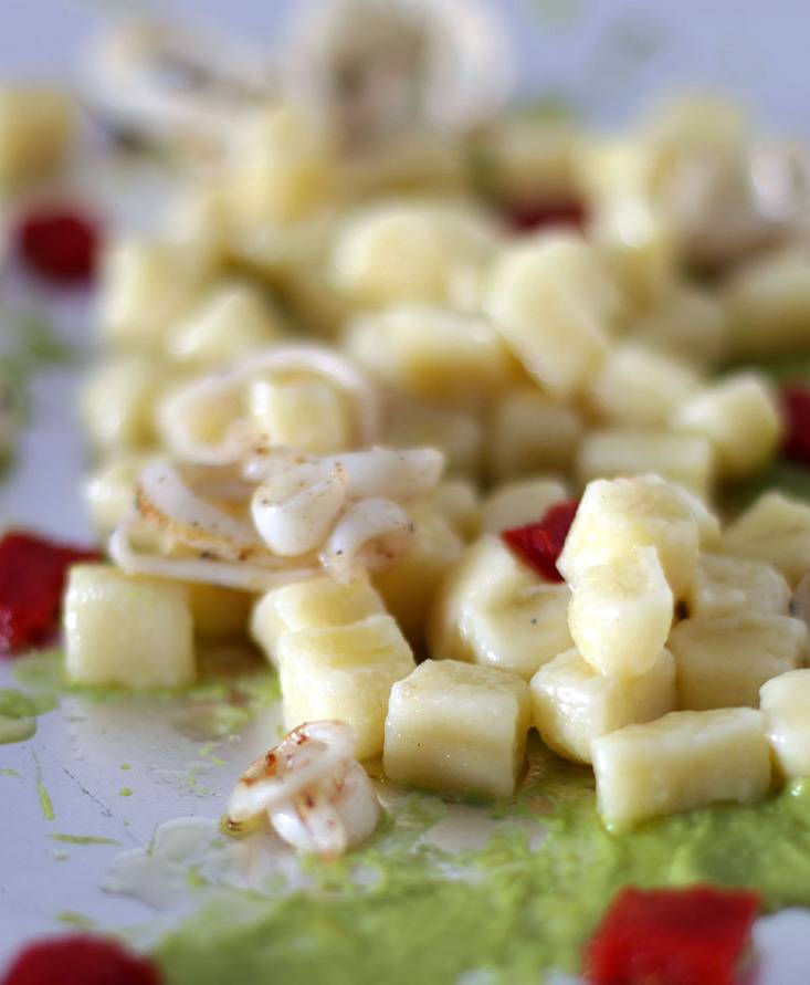 Gnocchi di patate alle seppie e piselli e gelatina di pomodoro