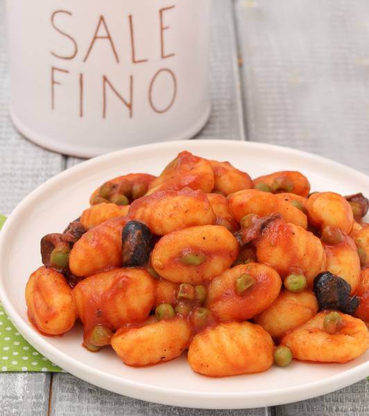 Gnocchi al sugo di piselli e olive