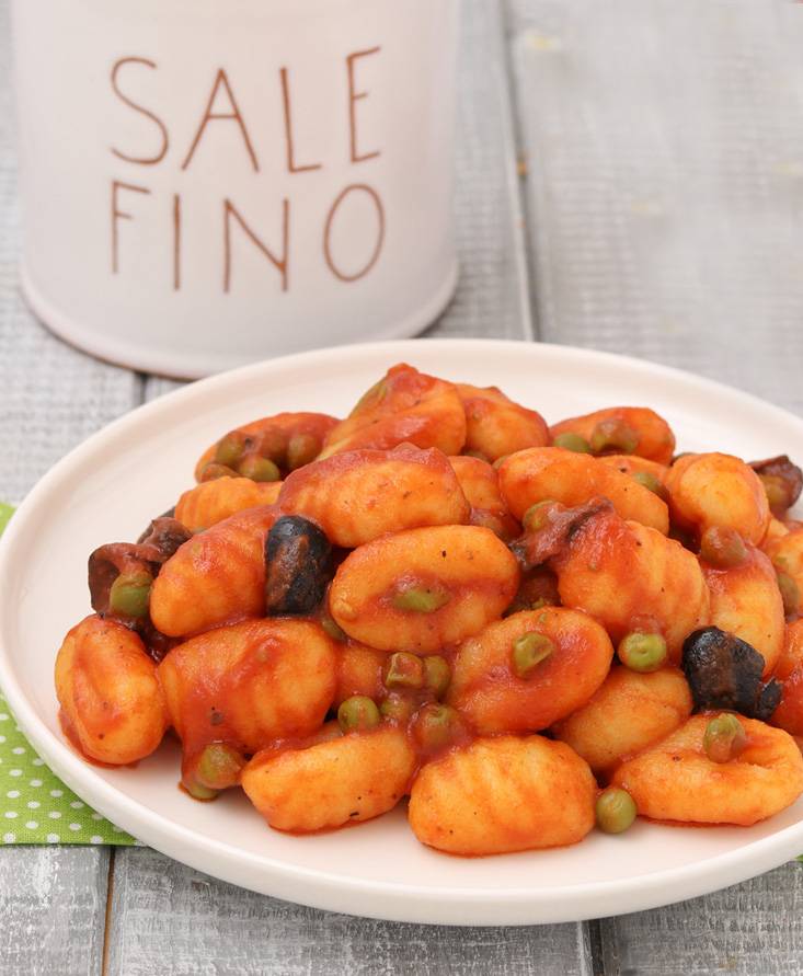 Gnocchi al sugo di piselli e olive