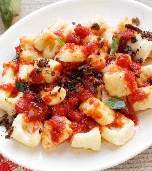 Gnocchi di ricotta al pomodoro con polvere di olive taggiasche