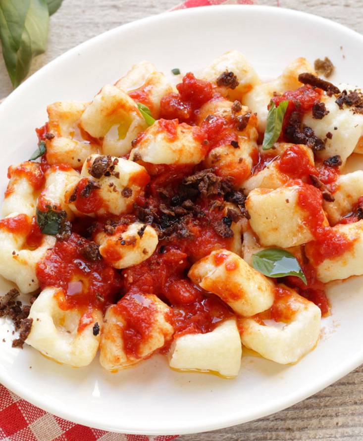 Gnocchi di ricotta al pomodoro con polvere di olive taggiasche