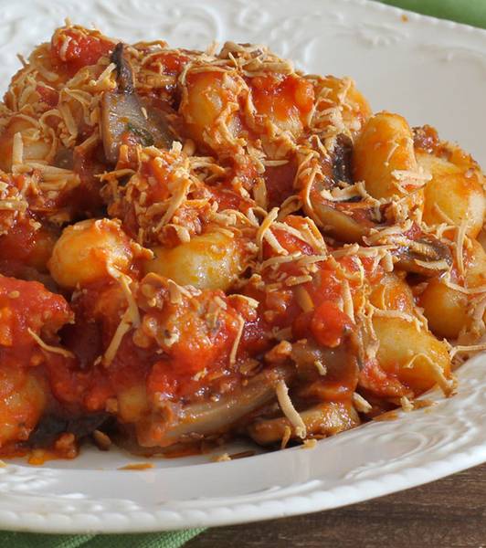 Gnocchi al ragù di salsiccia, funghi e ricotta salata