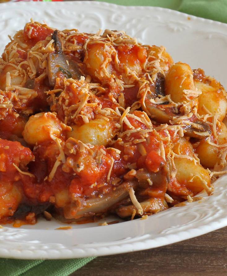 Gnocchi al ragù di salsiccia, funghi e ricotta salata