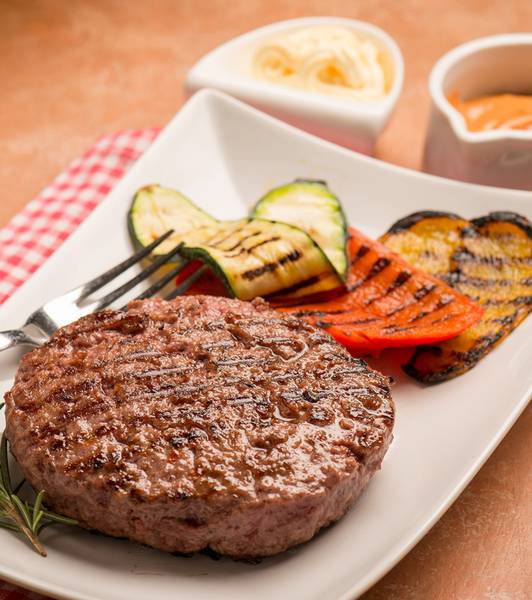 Hamburger di vitello con cipolle e zucchine