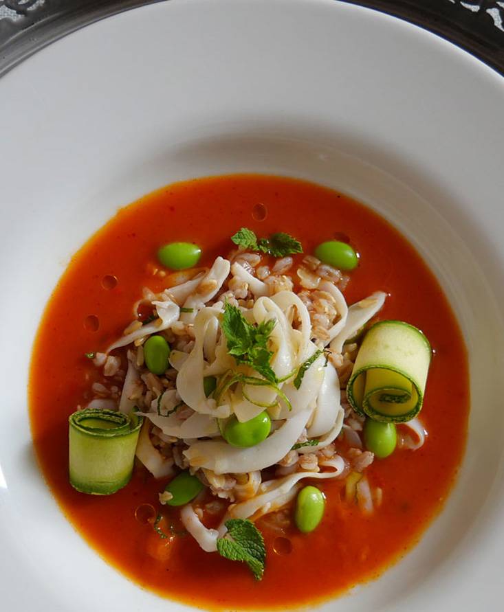 紋甲イカとスペルト小麦のサラダ、ライムミントの香り　パプリカのスープに浮かべて