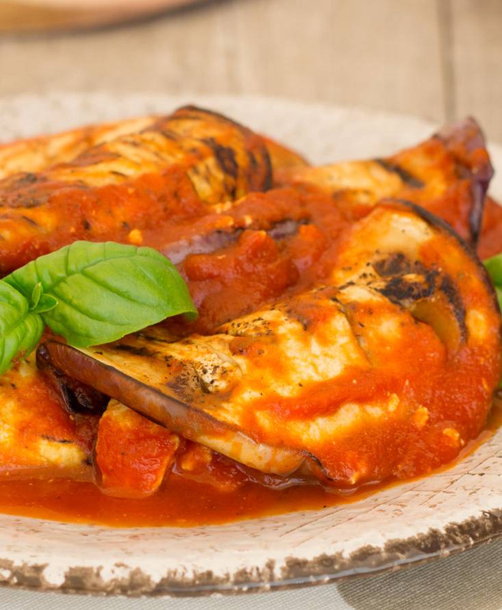 Involtini di melanzane e ricotta al sugo