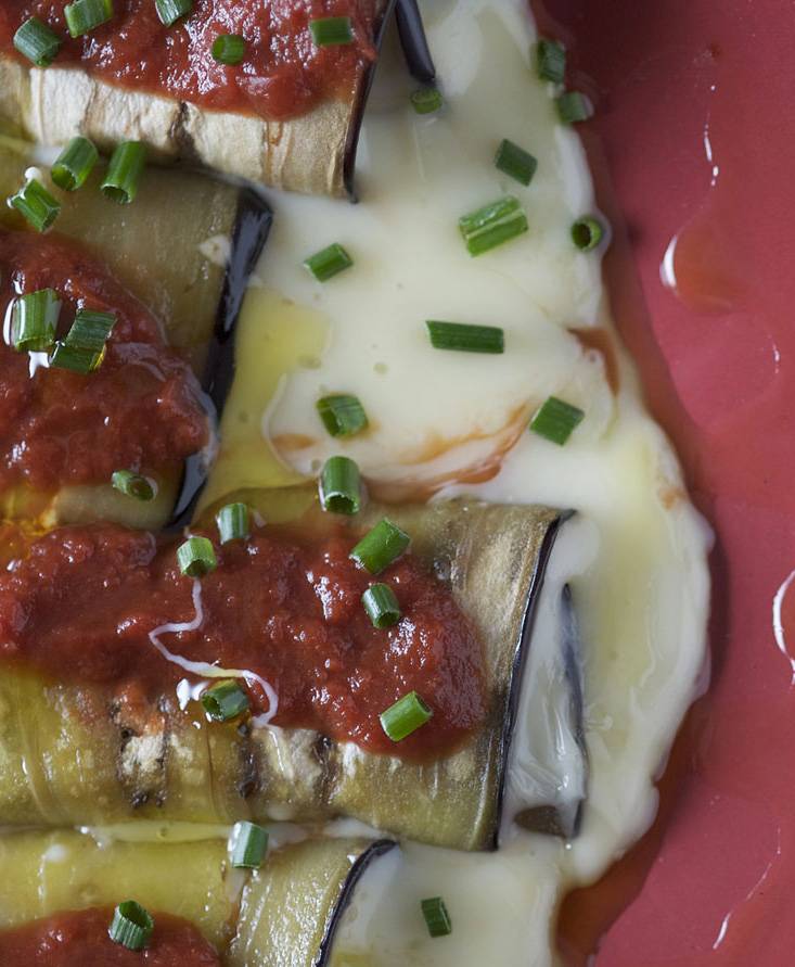 Grilled eggplant roulade with tomato