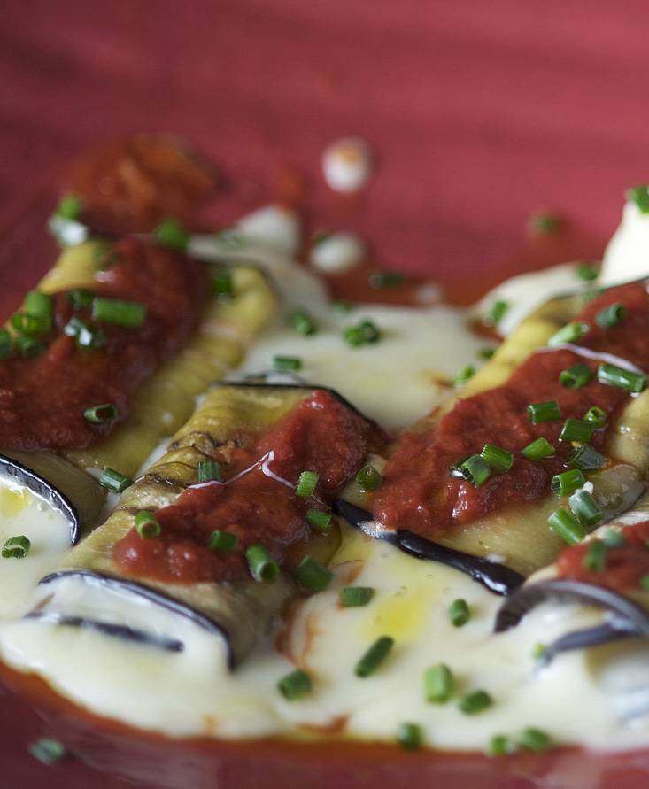 Grilled eggplant roulade with tomato