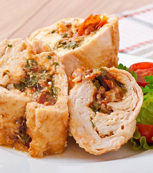 Involtini di tacchino al sugo di pomodoro e con cime di rapa