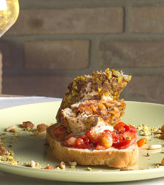 Involtini di spatola al pistacchio su burrata e pane di Altamura