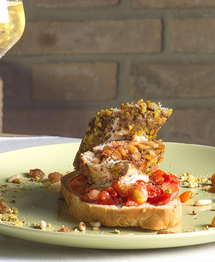 Involtini di spatola al pistacchio su burrata e pane di Altamura