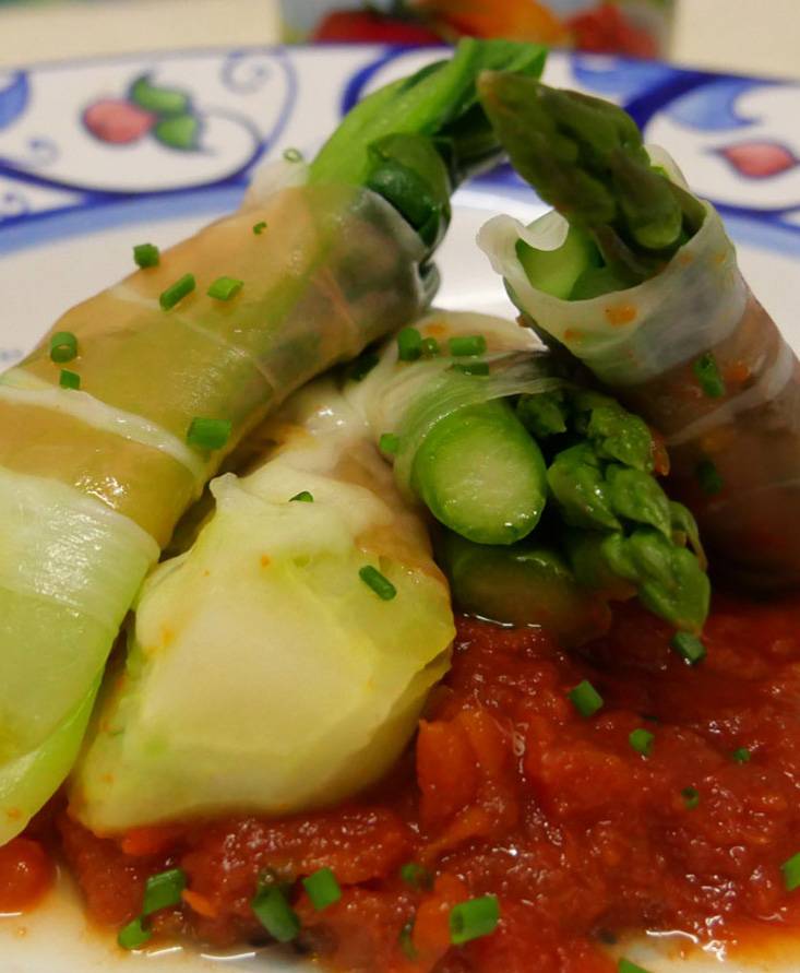 アスパラガスとチンゲン菜の生ハム巻、トマトソース添え