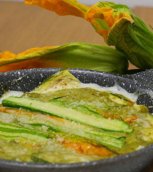 ズッキーニとズッキーニの花のジェノベーゼ風ラザーニャ