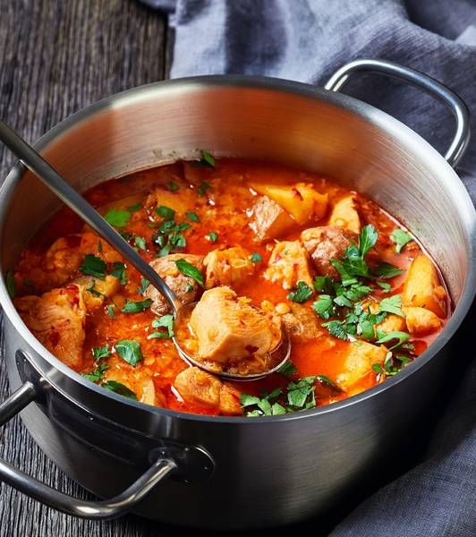 Чечевица с курицей в томатном соусе