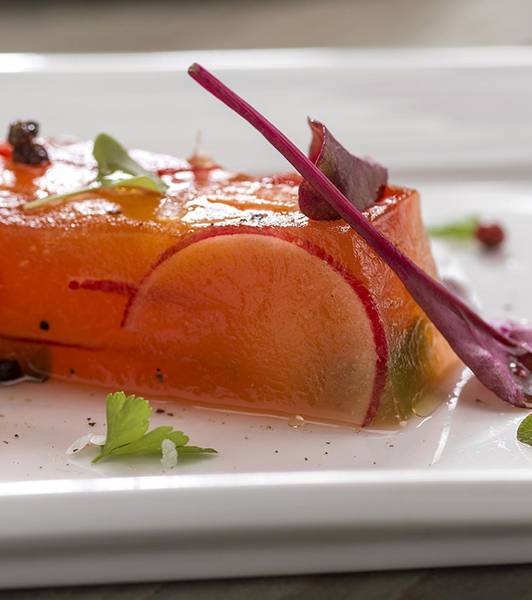 LINGOTES DE GELATINA CON TOMATE Y VERDURAS CRUJIENTES