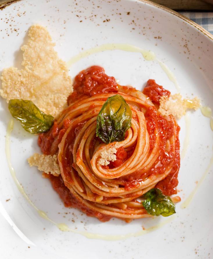 Linguine al pomodoro con cialdine di parmigiano e basilico fritto