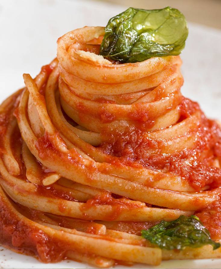 Linguine al pomodoro con cialdine di parmigiano e basilico fritto