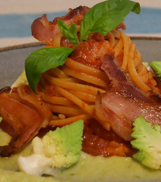 カリカリベーコンとロマネスコのリングイーネ、バジル風味