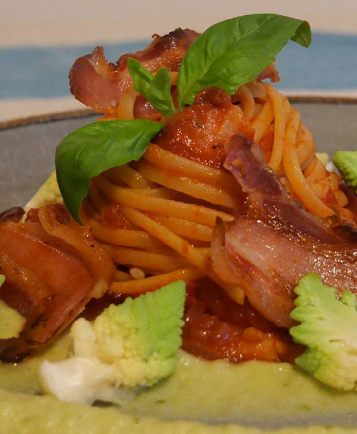 カリカリベーコンとロマネスコのリングイーネ、バジル風味