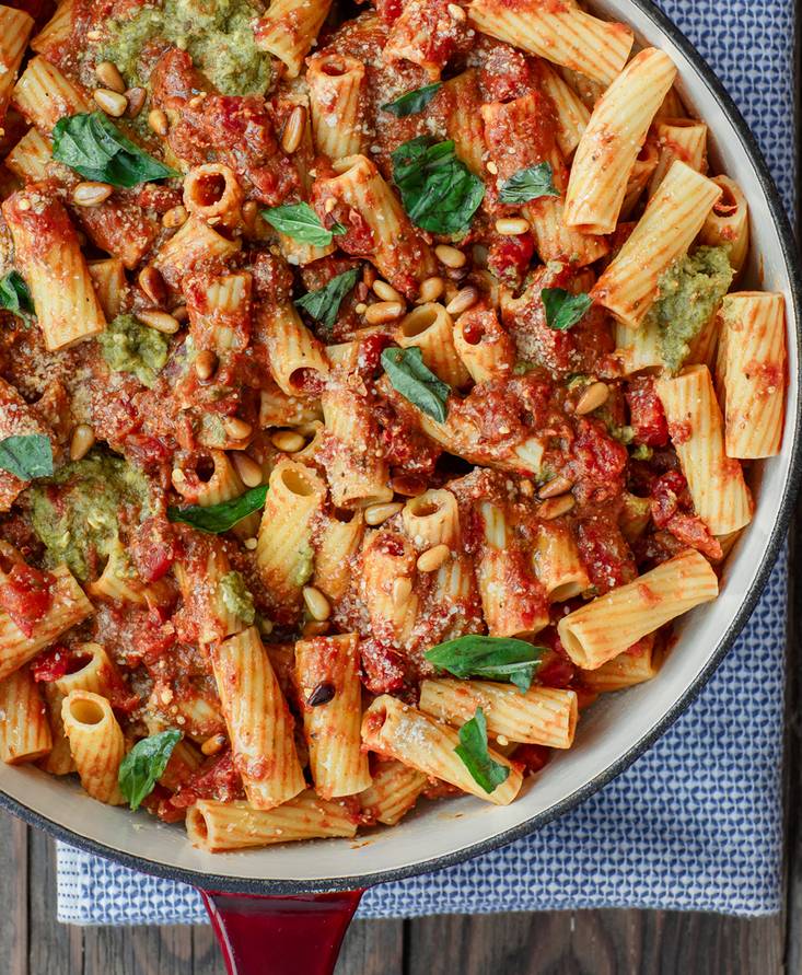Einfache Rigatoni mit Tomaten-Pesto-Sauce