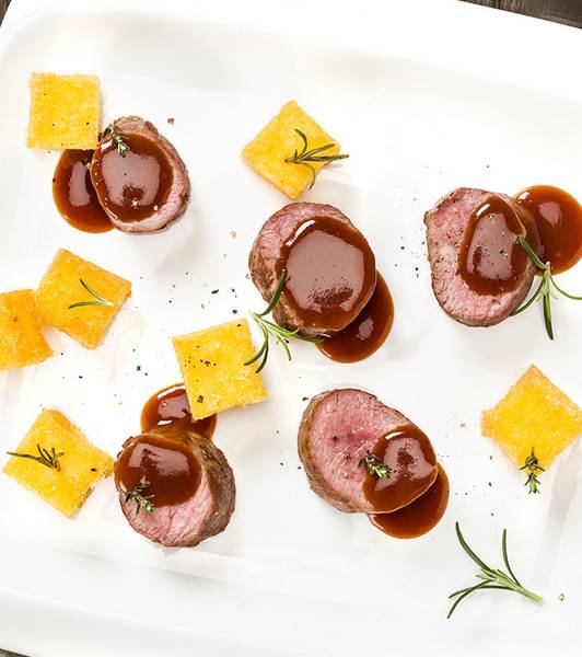 Lombatina di agnello, polentina fritta e ristretto al pomodoro