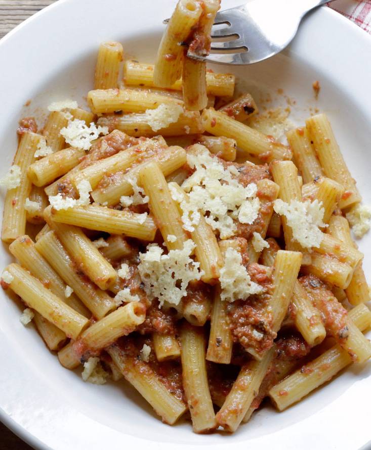 Sedanini in crema di olive e pomodoro