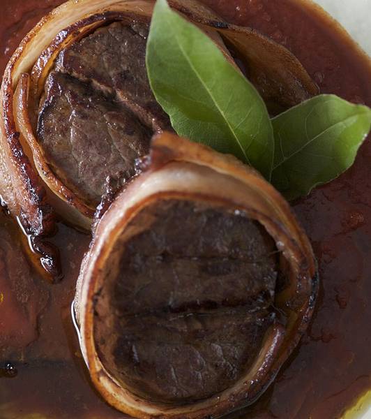 Medaglioni di manzo al bacon, pomodoro e vino rosso