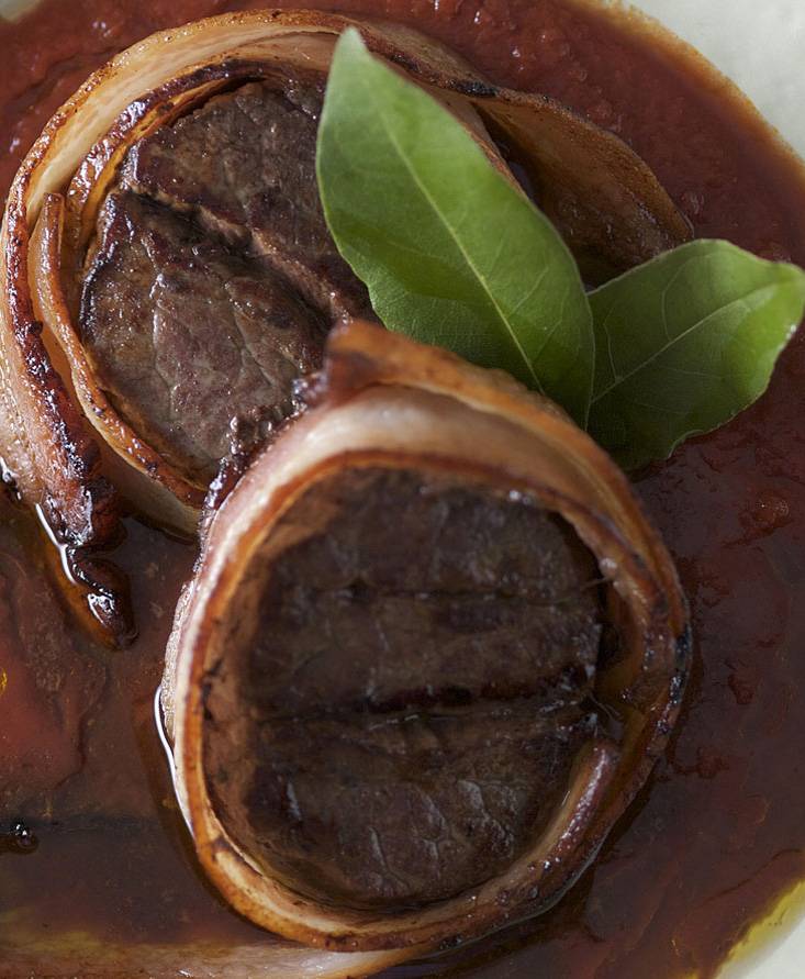 Medaglioni di manzo al bacon, pomodoro e vino rosso