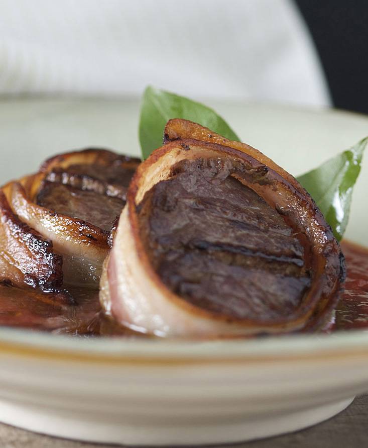 Medaglioni di manzo al bacon, pomodoro e vino rosso