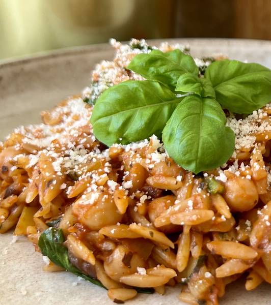 Mediterrane Orzo-Pfanne