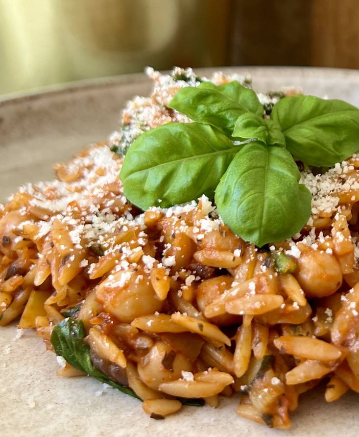 Mediterrane Orzo-Pfanne