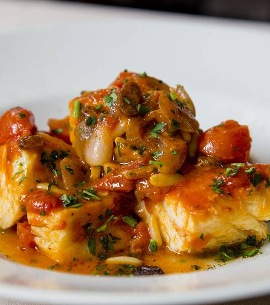 Треска с перцем и томатным соусом